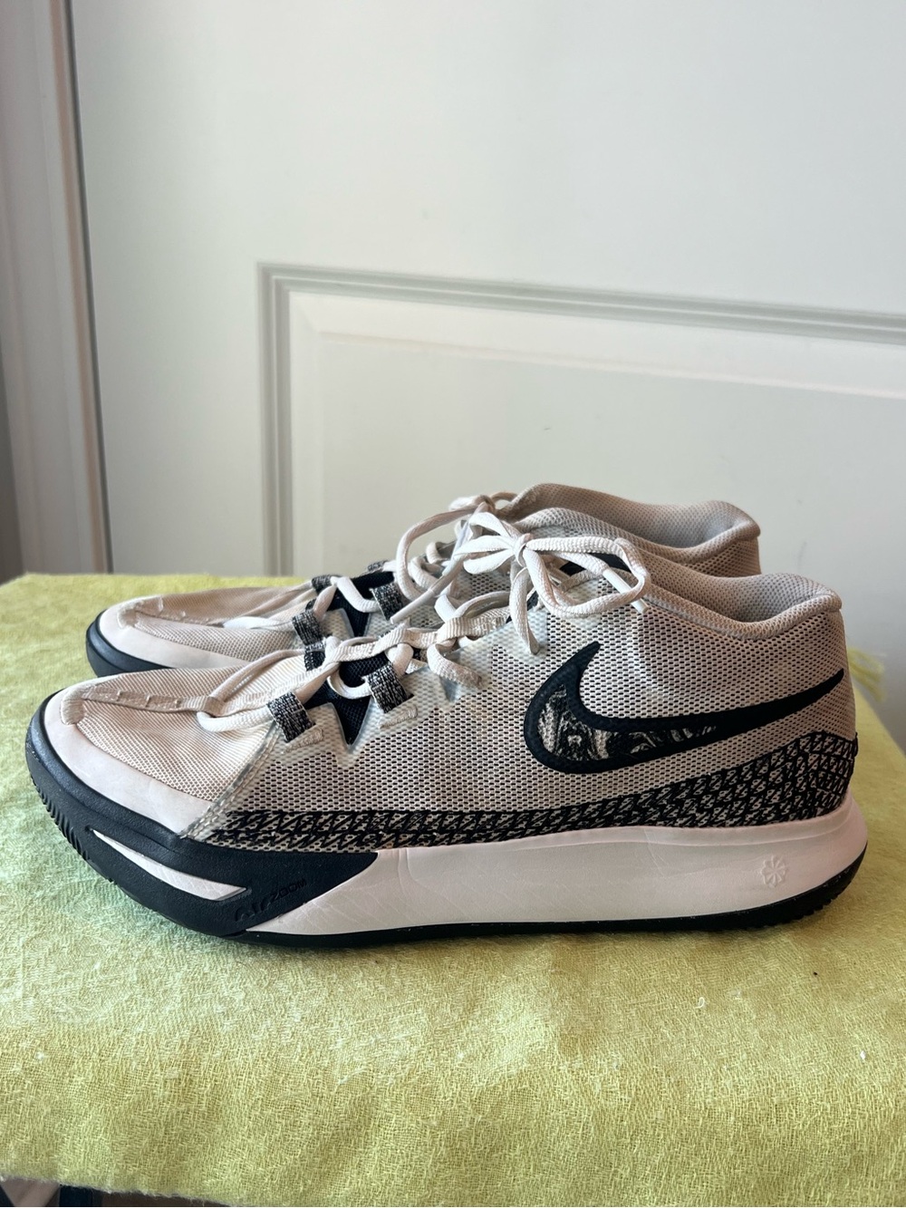 Nike Kyrie Flytrap 6. Size 10.5